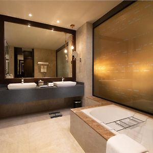 Executive Suite 1 king Bedroom Kitchenette Private Terrace 300 Sqft
